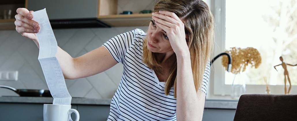 Mulher desesperada a verificar as contas